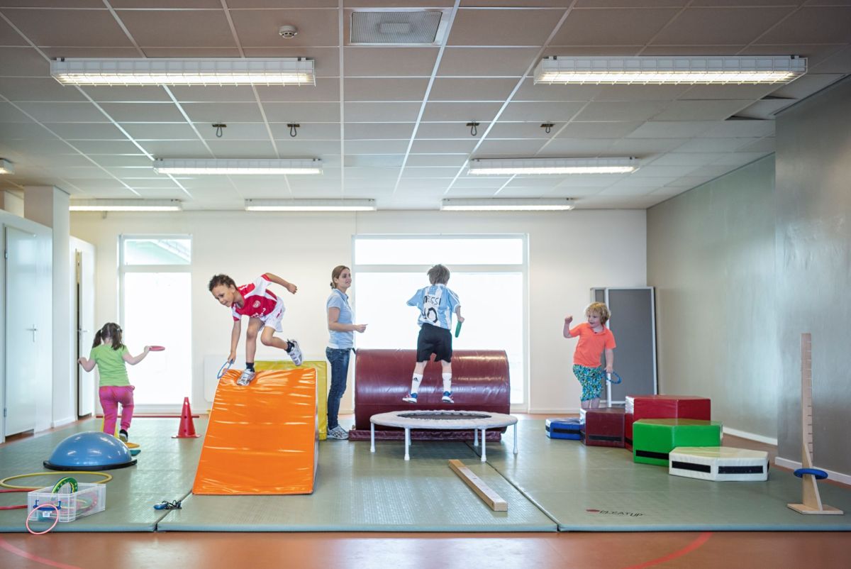 Oefenzaal met kinderen bij Fysiokids